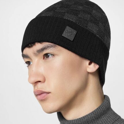 PLOUIS VUITTON】Knitted hat😘 Cashmere material🙆🏻Official website new product😱Simple and elegant👍The tight knitting method is very thick, soft and comfortable🙈Warm and fashionable❤️Can't put it down👍Dear, hurry up and get it👍😘Same style for men and women
