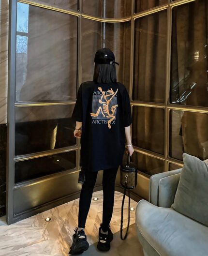 🔅New!  Arc’teryx Grid Bird Couple Short Sleeve T-shirt! Loose fit!
Made of 320g combed cotton fabric! Invincible texture! High-end fabrics without any drawbacks!
The shoulder yoke and collar are reinforced with two needles. Machine washable without deformation!
180 140 catties upper body L loose! Girls can wear M!
Color: Black Size: M L XL (loose fit)
Clothes length bust
M 72 112
L 74 118
XL 76 124