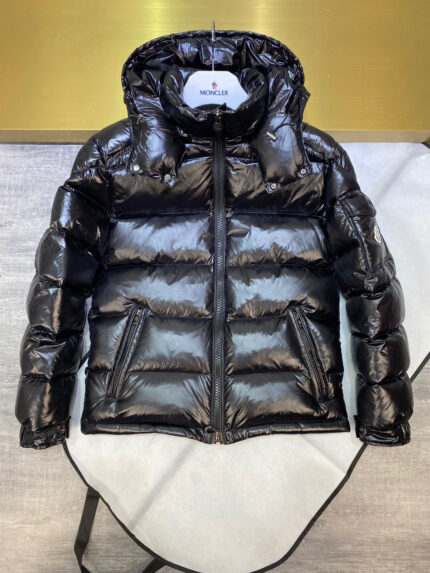 Guangzhou high version Moncler classic Maya full range of colors, the most sought-after and popular series in the classic main line, basically sold at the counter and official. This year's Maya has improved on the basis of previous classics. The most intuitive thing is the fabric. 18's latest high-end custom glossy nylon is completely the same as the original. Look at the fabric and the details to see that the hardware is truly the same as the original. Popular models are destined to be mixed. Please feel free to compare and the quality of the sincere work can be judged! !

Do you always find it hard to dress fashionably in winter, and are often bloated and boring? Don’t worry this winter. The Moncler MAYA five-color short style is neat, slim and fashionable. There are bold colors and low-key and stable colors. There is no age limit or style limit. It is an eye-catching choice for couples.

It started out as an outdoor sports equipment manufacturer and has an almost crazy pursuit of warmth and comfort. Made of high-quality lacquered nylon material, windproof, warm, waterproof and drill-resistant velvet, thin, soft, easy to care for and easy to clean. It takes into account all your little worries in winter. You don’t have to worry about matching or cleaning. No matter how cold the wind is outside, wearing it will keep you safe in the wind and snow.

Details: Super smooth two-way zipper, the zipper and color remain the same.
Detachable oversized windproof down hood, connected with five snap buttons of the same color. One circle is designed with an adjustable elastic drawstring, making you feel safe in the wind or snow.
Slanted closed pockets are designed on both sides, which not only meet the needs of carrying things but also keep your hands warm. There are also pockets on the chest and sleeves inside, which is thoughtful for those who don't like it.

Color: black, black gray lining, white pink
Size data:
Size 1: shoulder width 46cm - bust 110cm - length 69cm - sleeve length 64cm
Size 2: shoulder width 47cm - bust 114cm - length 71cm - sleeve length 65cm
Size 3: shoulder width 48cm - bust 118cm - length 73cm - sleeve length 66cm
Size 4: shoulder width 49cm - bust 122cm - length 75cm - sleeve length 67cm
Size 5: shoulder width 51cm - bust 126cm - length 77cm - sleeve length 68cm
Size 6: shoulder width 52cm - bust 130cm - length 79cm - sleeve length 69cm.