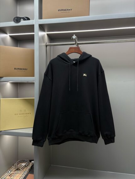 🅱️Equestrian cotton hooded sweatshirt
[BUR's best products, the treasure of the store] [Ready goods shipped in seconds] Good goods and good prices through late channels! BUR's trump channel list, produced by the original Hefei OEM factory, synchronized with the equestrian knight design of major buyer stores, versatile high-gram pure cotton velvet fabric sweatshirt!

BUR trump channel
Kill all versions on the market instantly
It can only be said that they are not on the same level at all.
We are not afraid of any challenges in terms of materials, detail restoration and craftsmanship, just to provide everyone with wonderful products.

Classic fit hooded sweatshirt, made of selected cotton fabrics. With the brand logo and this year's most popular equestrian knight logo as the design, the full and round printing and embroidery process completely follows the ZG material thickness, so the overall layering of the upper body is very strong, unlike the market version which uses market fabrics that are very thin and the upper body has no sense of drape at all!

This fashionable and personalized plaid embroidery design
It perfectly demonstrates the presence of the BUR brand and is highly recognizable. The overall design gives people a simple, high-standard and basic look.
And the whole thing is made of loose version
Fashion and high street casual style are stronger! !

It is equipped with high-weight velvet fabrics. The sweatshirt fabric is as high as 680 grams. The velvet and thickening are full of weight. The texture of the high-density fabric is clearly visible. Softness and comfort are the basics. The combination of breathability and warmth is a surprise! Not stuffy and windproof. The real cost investment in sweatshirt fabric allows you to see and feel the comfortable experience on your upper body! ! The overall touch is extremely comfortable and the skin-friendly effect is excellent. The OV version also has a perfect dressing effect, perfectly meeting the needs of various dressing occasions. Extremely extraordinary, the class and charm are extremely outstanding and dazzling, and it can better highlight the brand specifications and your pursuit of fashion! !

If you come across such a beautiful model, hurry up and grab it. Exclusive stock, exclusive resource gifts, super recommended! Needless to say, it’s a good thing. It would be a pity to miss it. I look forward to your fans’ perfect performance! !

The code numbers are S, M, L, XL and XXL respectively.