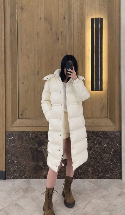 Top foreign trade Moncler Cavettaz long style for women. 480g goose down filling ❗️❗️❗️ A walking duvet. Instantly kills all low-end duck down shriveled versions. High-end exclusive. Dedicated to fairies with high demands for obsessive-compulsive disorder.
The Cavettaz women's long down is made from signature lon laqué fabric and is designed to handle every environment.
Cavettaz features classic shapes and checkered quilting for a simple yet sharp aesthetic. This long piece is made from lon laqué fabric, giving it the instantly recognizable signature of the brand.
Color: black white
Size: 0-3