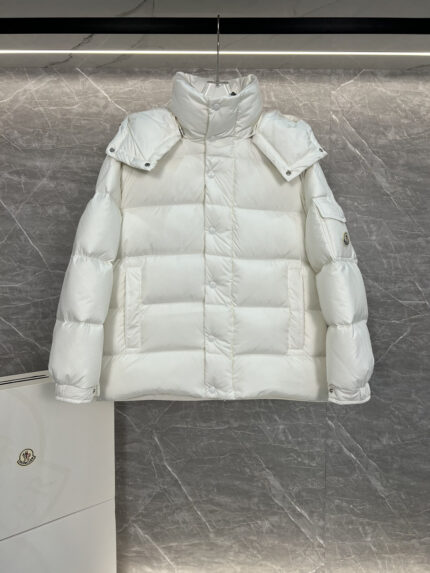 Top foreign trade Moncler Maya matte Maya winter goose down.❗️❗️❗️❗️❗️
The iconic Moncler down is instantly recognizable.
The Moncler Maya short down is refreshed in a new colorway. Made from matte fabric and featuring signature checkered quilting, it reflects the essence of the Moncler brand. The style features a sharp silhouette with a detachable hood and adjustable hem in a timeless design suitable for every season and trend. Classic patch pockets on sleeves