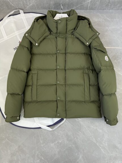 Top Foreign Trade MonerMaya Matte Maya Winter.❗️❗️❗️❗️❗️
The iconic Moner down is highly recognizable.
The Moner Maya short down comes in a new colorway. Crafted from matte fabric and featuring signature checkered quilting, it reflects the essence of the Moner brand. The style features a sharp silhouette with a detachable hood and adjustable hem in a timeless design suitable for every season and trend. The sleeves feature classic patch pockets.
Details
•Made of polyester fabric
•Polyester lining
•Filled with down
•Removable and adjustable hood
•Zipper closure and snap buttons on front windshield
•Zipper pocket
•Adjustable cuffs
• Elastic drawstring underneath