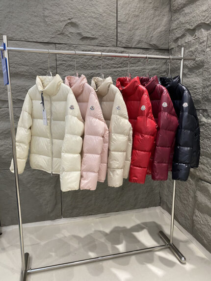 Top foreign trade Moncler new Abbadia down jacket
Made from iconic lon laqué fabric with a gorgeous sheen, it has a classic silhouette that can be easily paired with work or casual looks. 90 velvet filling, custom molded color matching enamel slider, offset printed brand letters on the edge of the elastic band at the hem, small details of design ~ six colors!
Color: white pink beige red bordeaux red black
Size: 0123