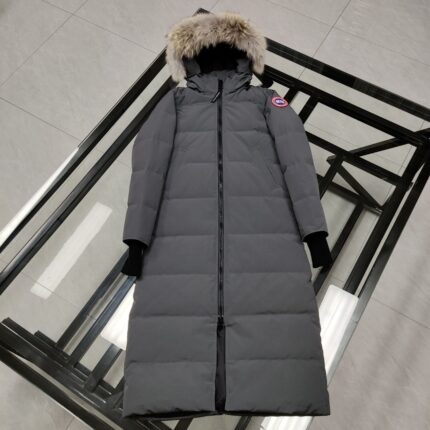 Guangzhou high version, top quality CANADA GOOES 22 styles, 22 styles of Mystique parka for women, super long, the only one that is over the knee, chosen by Arctic and Antarctic scientific expedition teams as cold-proof equipment, the Rolls-Royce of down jackets.
➖ Industry-leading anti-counterfeiting chip sensing.
➖ Imported Behringer embroidery machines and customized embroidery labels, the highest level and industry leading.
➖ Imported Korean 21-count polyester-cotton blended original fabric, TC85 waterproof coated fabric, water-repellent, windproof and wear-resistant.
➖ The new national standard 90 white goose down has an average down filling of 650 grams. The amount of down filling is industry-leading.
➖ 100% nylon lon lining with double double-layer sealing design to prevent velvet running, seamless thread design on cuffs!
➖ Western Canadian Green Wolf Collar.
➖ Yoshida YKK provides original factory-customized electroplated sliders. YKK two-way lockable zippers are tight and smooth and do not peel off paint.
➖ 3M composite Velcro is durable and the accessories and hardware are all custom-made.
SIZE:S-XXL.
